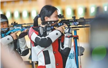 女子10米气步枪团体：中国队卫冕刷新世界纪录