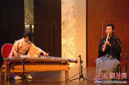 日本友人在晚宴上表演日本传统乐器曲目助兴