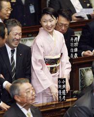 组图:日本美女和服穿夫妻亮相国议员档出席美女打的钉图片