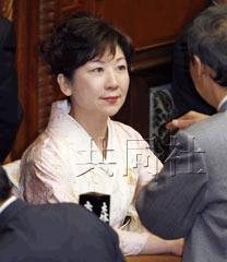 组图:日本美女议员穿和服出席国会 夫妻档亮相