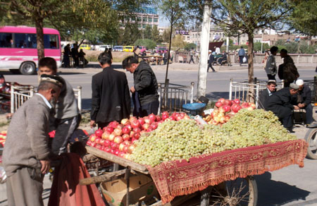 喀什街头卖水果的小贩