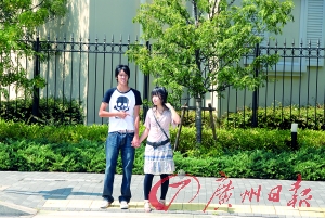 校服与黑女生裤:日本街头两道景v校服的紧身图片