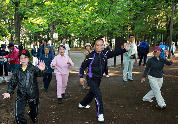 温家宝公园晨练与日本群众打太极做健身操