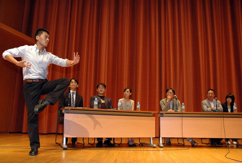 齐为民携影片《新来的李老师》参展日吉2010