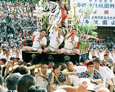 令人汗颜的日本光屁股节(组图)