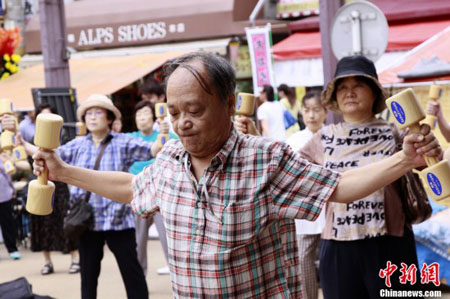 日本民众集体做哑铃操迎接敬老日 (4)
