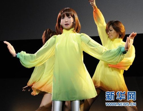 日本制造出会唱歌的美女机器人 (4)