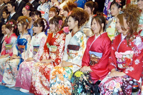 日本成人节124万男女举行成人礼