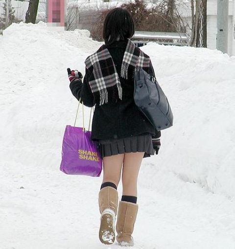 冬天穿短裙的<em>日本街头</em>辣妹(组图)