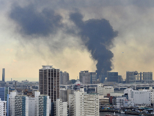 日本地震导致东京台场地区发生火灾