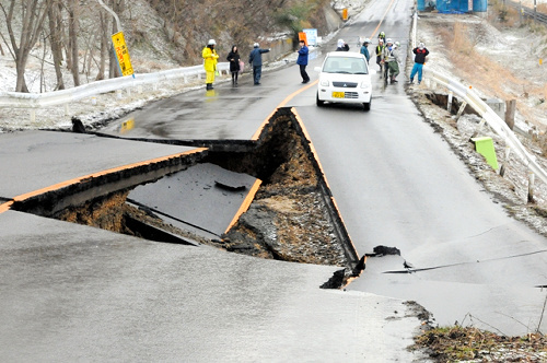 组图:日本东北地区大地震影响范围广泛