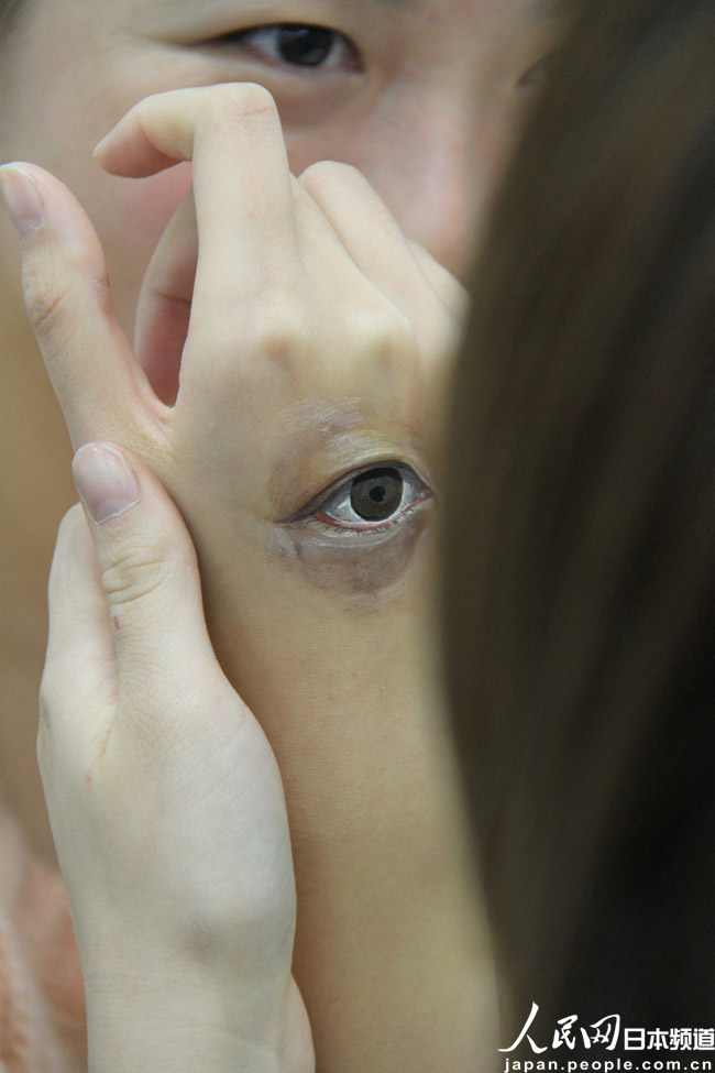 赵烨:画惊悚人体绘画的在日中国女孩 (12)