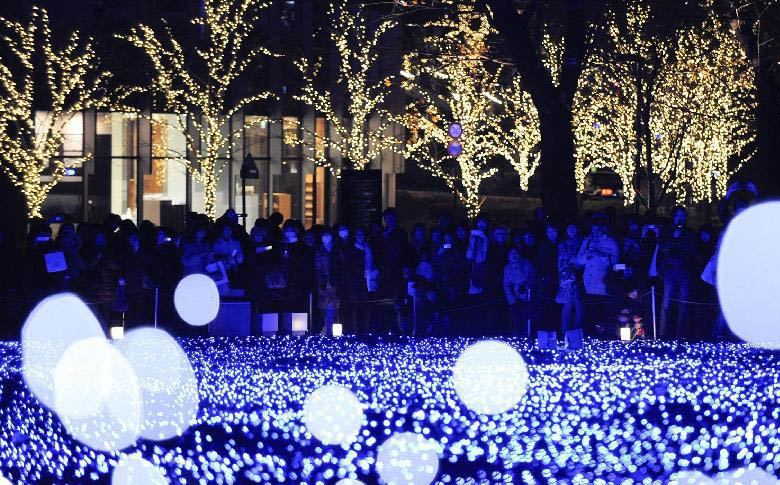 12月10日，在日本东京六本木的东京中城，市民和游客观看圣诞灯饰。