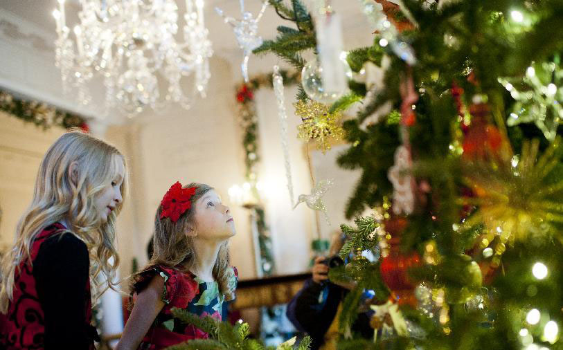 11月28日，在美国首都华盛顿白宫，一个来自弗吉尼亚州的女孩观看圣诞树装饰。 