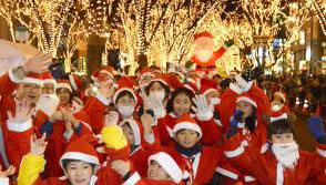 仙台：千余市民扮圣诞老人游行