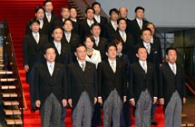 日本首相安倍晋三携新内阁集体亮相