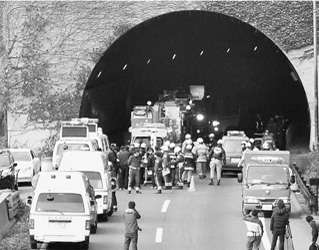 策划：日本中央高速隧道塌方事故