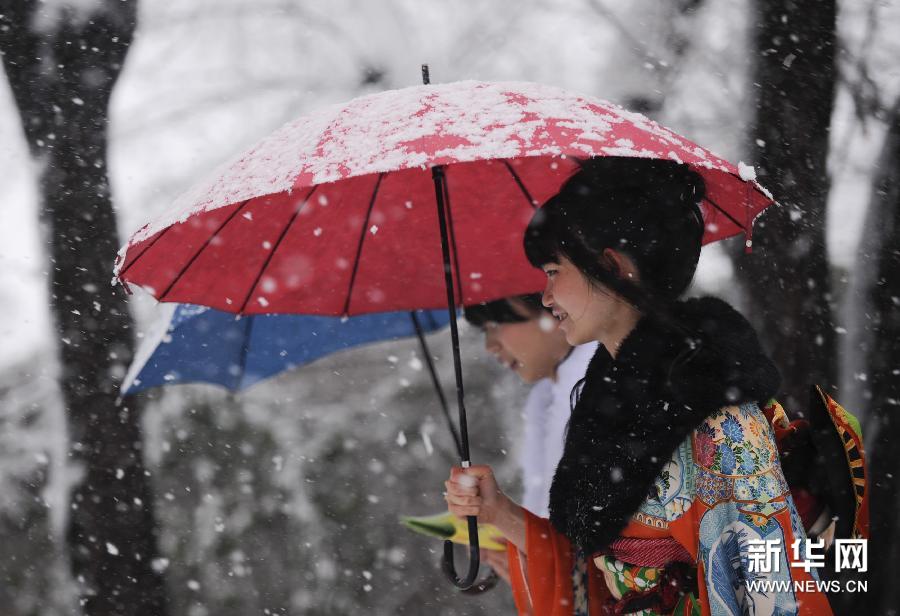 日本男女盛装参加成人式 庆祝步入成人世界