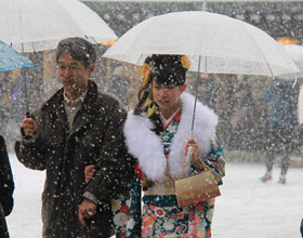 日本关东地区在初雪中迎来成人节