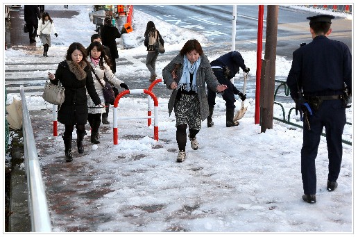 日本首都圈大雪导致道路冻结 交通广受影响_国