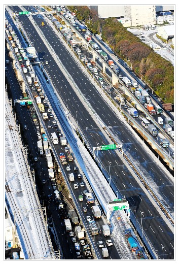 首都高湾岸线(中央)禁行导致普通道路塞车(图片来源:朝日新闻)