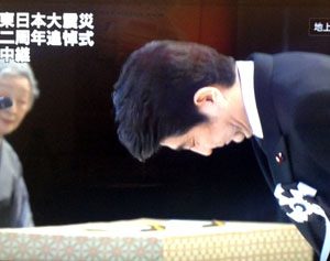 日本天皇首相出席大地震两周年追悼仪式
