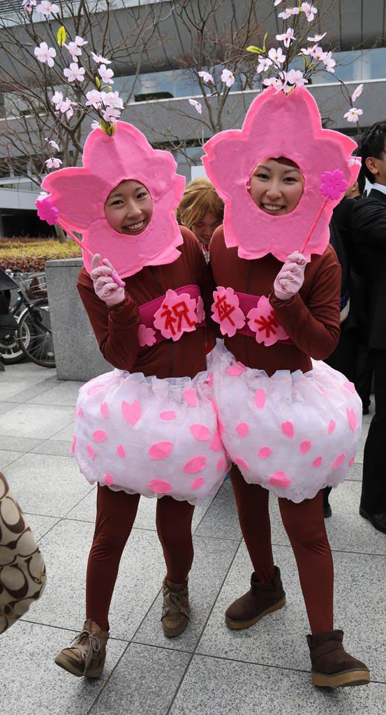 日本京都大学生用各种奇葩装扮庆祝毕业