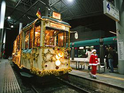 日本广岛圣诞电车运行 圣诞老人和驯鹿共乘电车