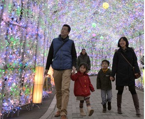 日本北海道洞爷湖畔搭设“灯光隧道”