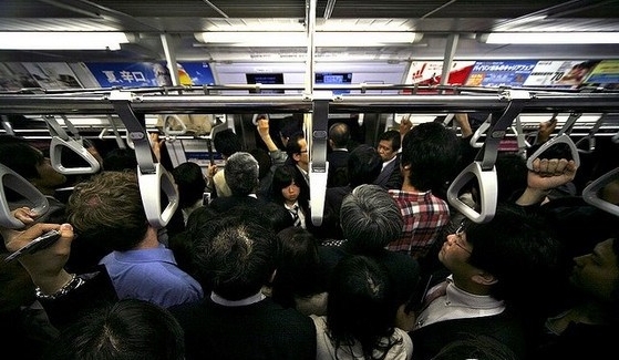 【组图·地铁文化周】日本地铁的挤与困