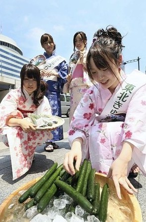 日本:美女身着夏季浴衣银座站前做推销