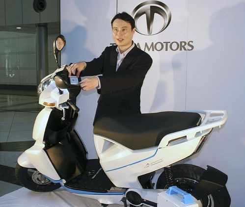日本首发全球首款智能手机联动型电动摩托车中