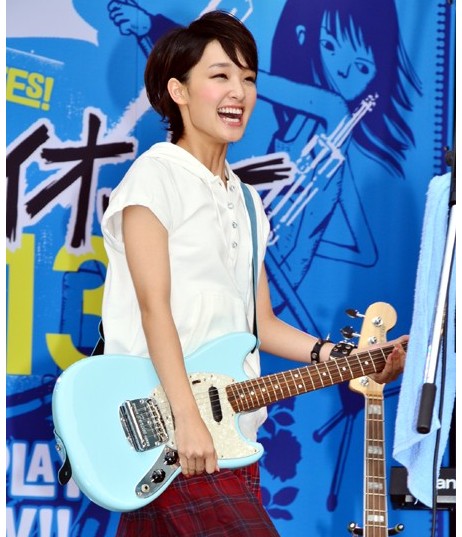 日本女星刚力彩芽首次公开弹吉他 热情引爆夏