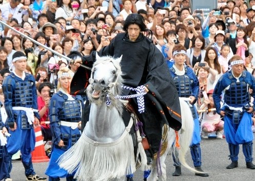 日本举办战国名将谦信公祭 gackt骑白马登场领兵