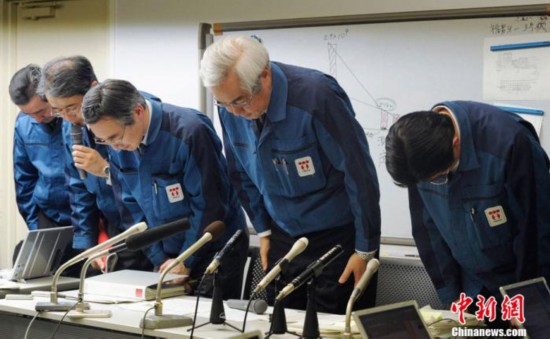資料圖：2011年3月28日，東京電力公司召開新聞發布會，通報福島核電站最新輻射情況，公司高管就“福島核電站積水輻射超標數值錯誤”的問題，向民眾鞠躬道歉。