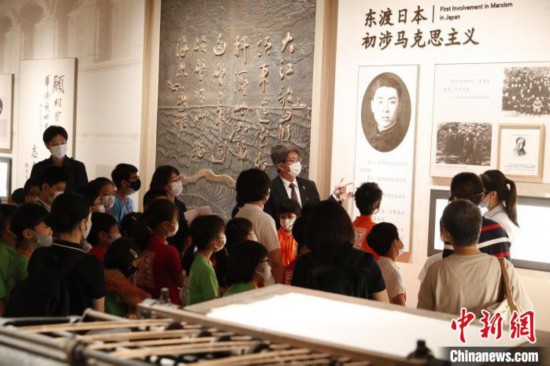 14日，天津市外辦邀請天津日本人外籍人員子女學校學生與本市學生共40名青少年同游天津。　胡冰 攝