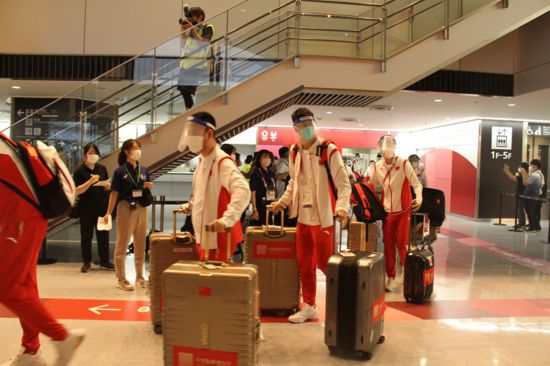 7月18日晚，中國跆拳道隊抵達東京成田機場。李沐航 攝