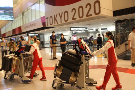 7月18日晚，中國體操女隊抵達東京成田機場。李沐航 攝