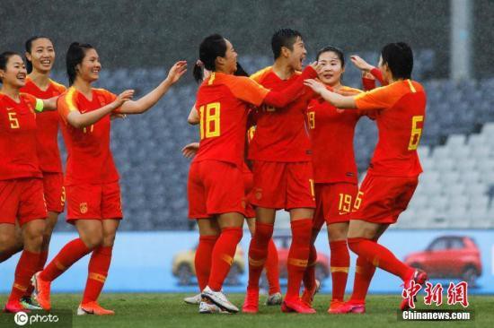 资料图：2月7日，一场6：1，中国女足在奥预赛首战中大胜泰国女足。图为中国女足队员庆祝李影进球。