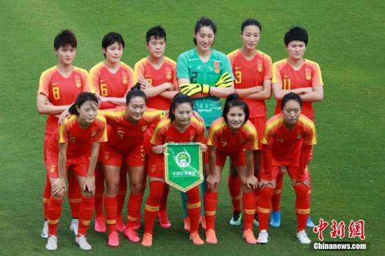 資料圖：2月10日，2020東京奧運會女足亞洲區預選賽B組比賽在悉尼進行。中國隊(紅)以5：0戰勝中國台北隊，贏得小組出線，晉級附加賽。圖為比賽前中國女足隊員合影。<a target='_blank'  data-cke-saved-href='http://www.chinanews.com/' href='http://www.chinanews.com/'><p  align=