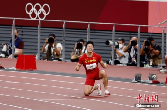 当地时间8月1日，东京奥运会男子百米半决赛上，中国飞人苏炳添以9秒83创下亚洲纪录，刷新个人最好成绩，成功晋级决赛，他也是首个进入奥运会决赛的中国飞人。<a target='_blank'  data-cke-saved-href='http://www.chinanews.com/' href='http://www.chinanews.com/'><p  align=