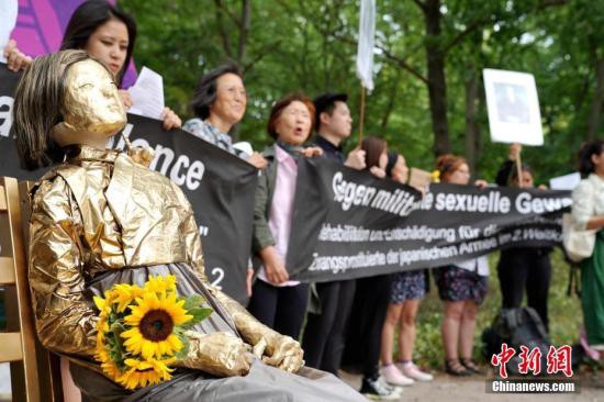 资料图：抗议者在德国柏林的日本驻德大使馆前摆放象征受害者的塑像并表达诉求。<a target='_blank'  data-cke-saved-href='http://www.chinanews.com/' href='http://www.chinanews.com/'><p  align=