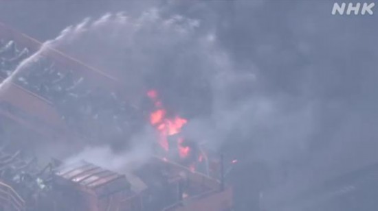 当地时间14日上午，位于日本兵库县的大型钢铁企业神户制钢所发生火灾，图为火灾现场。图片来源：日本放送协会(NHK)视频截图