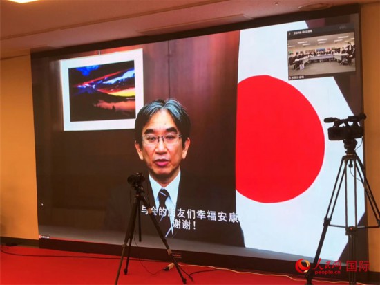 日本駐華大使垂秀夫發表視頻致辭。人民網 李沐航攝