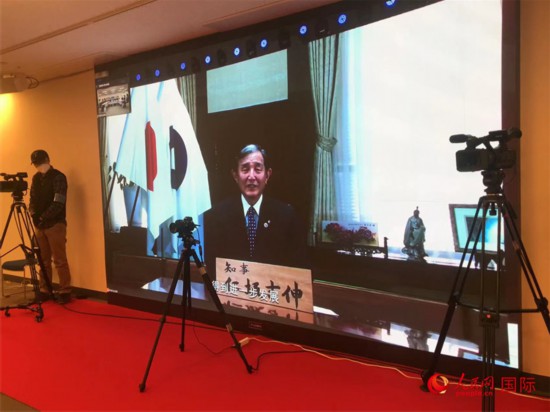 第三屆中日旅游論壇舉辦地日本和歌山縣知事仁坂吉伸發表視頻歡迎辭。人民網 李沐航攝