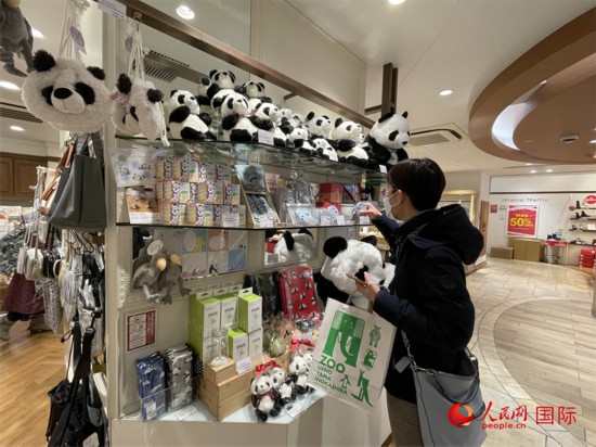 游客在上野車站內的商店裡選購大熊貓周邊商品。人民網 吳穎攝