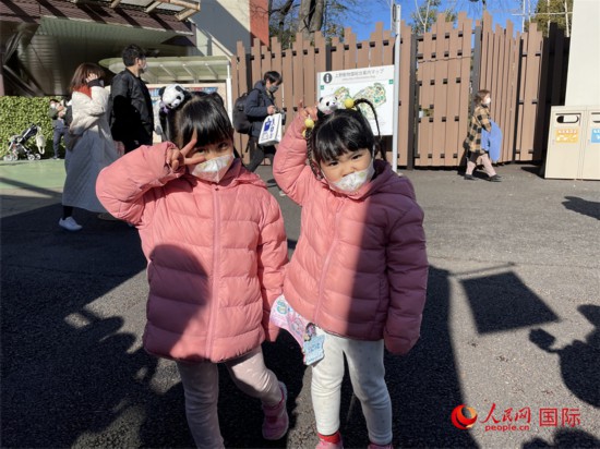  1月12日，一對來自橫濱的姐妹興奮表示雙胞胎大熊貓寶寶非常可愛。人民網 吳穎攝