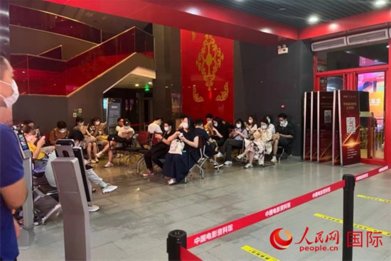 在中國電影資料館等待觀影的北京民眾。人民網記者 陳建軍攝