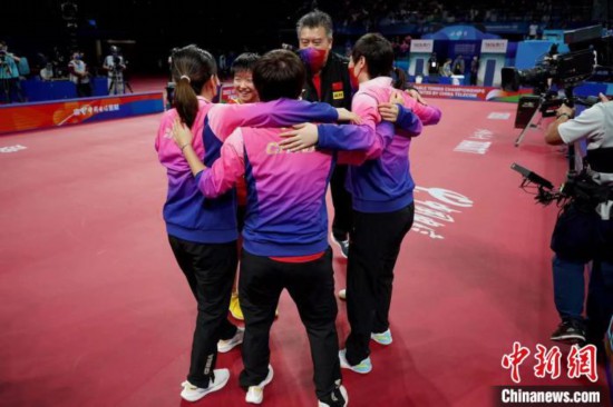 國乒女團獲勝后緊緊相擁。　國際乒聯供圖