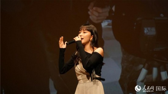 10月25日，日本歌手七穗現場演唱歌曲《昂》。吳穎攝